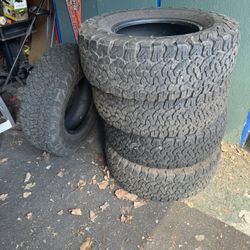 Stock jeep rubicon tires 33inch LT285/70R17