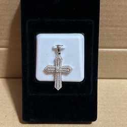 Silver cross pendant with Moissanite
