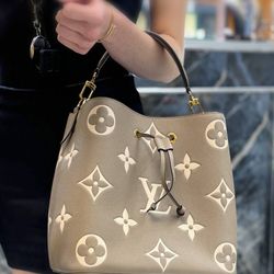 Louis Vuitton NéoNoé MM Dove/Cream Empreinte Leather Bag with Clutch /Box/ Strap