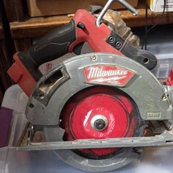 Milwaukee 7 1/4 Saw With Battery