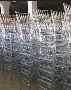 100 Sillas Transparente