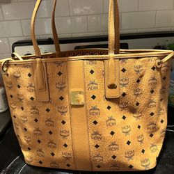 MCM Visetos Reversible Medium Liz Shopper - Cognac