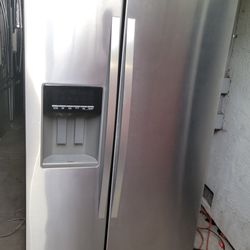 WHIRLPOOL COUNTER DEPTH REFRIGERATOR WORKS GREAT CAN DELIVER ANYWHERE