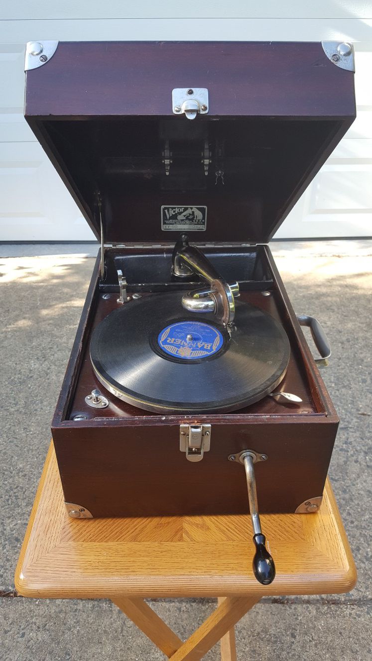 1921 Antique Portable Victrola Phonograph