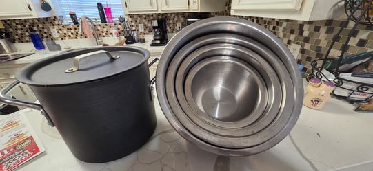 Olla y basijas para batir
