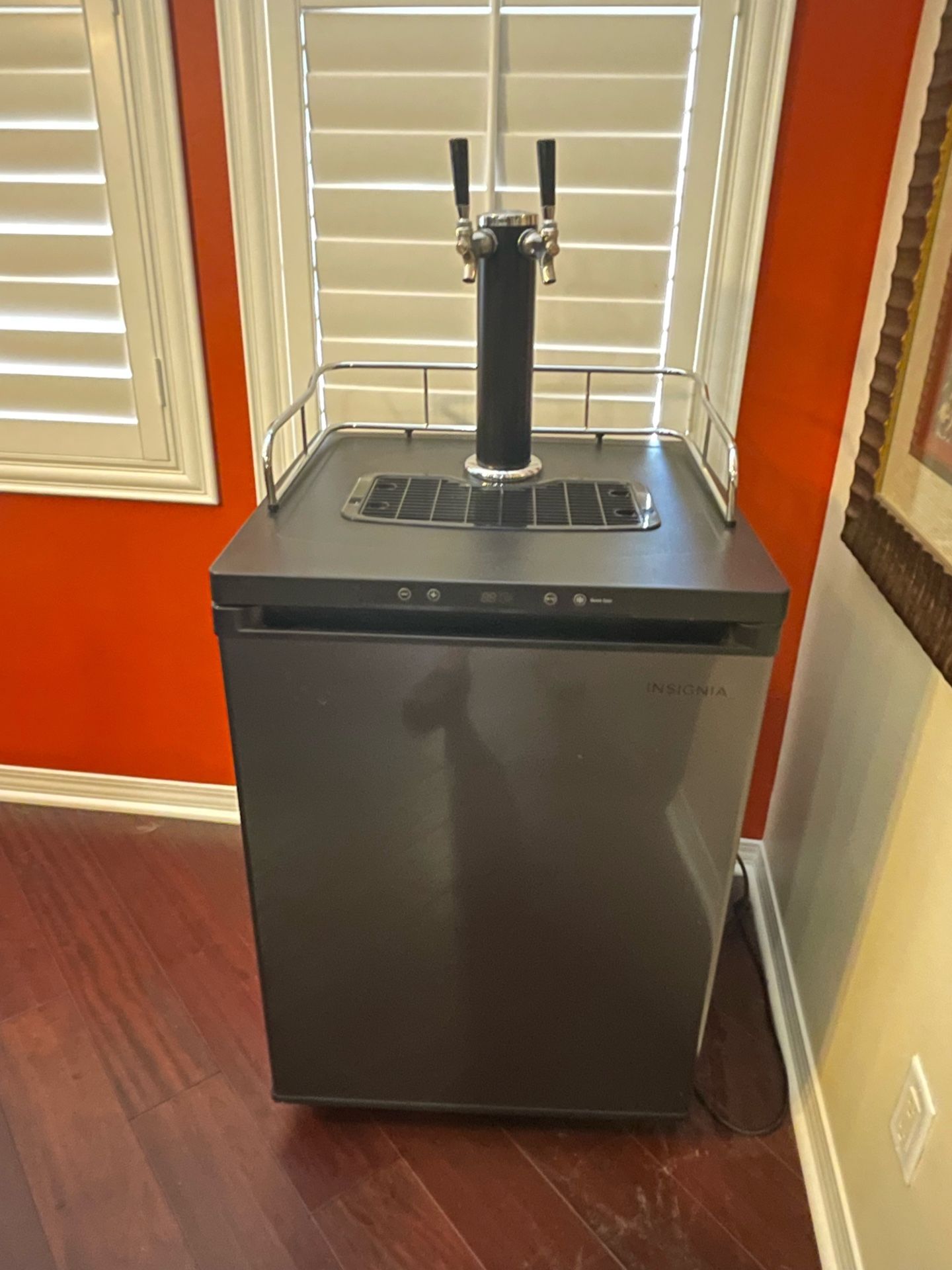 INSIGNIA DOUBLE TAP KEGERATOR - NS-BK2TSS6