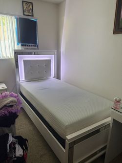 Cama tamaño litera 80 pulgadas de largo por 41 de ancho blanca co luces en la cabezera