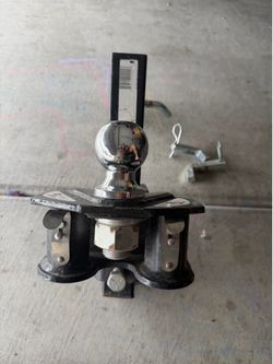 Adjustable tow hitch