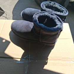 $45 Dlrs  UGG SIZE 9