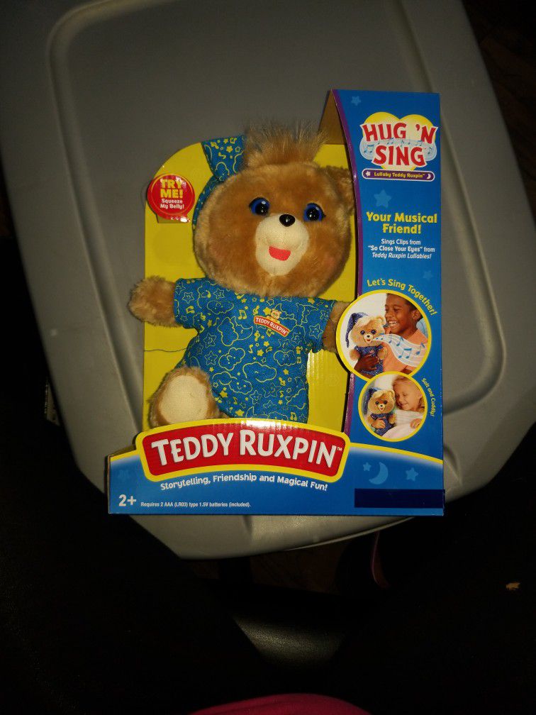 New Teddy Ruxpin Hug 'N Sing Bear