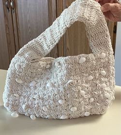 Crocheted handbag with seashells