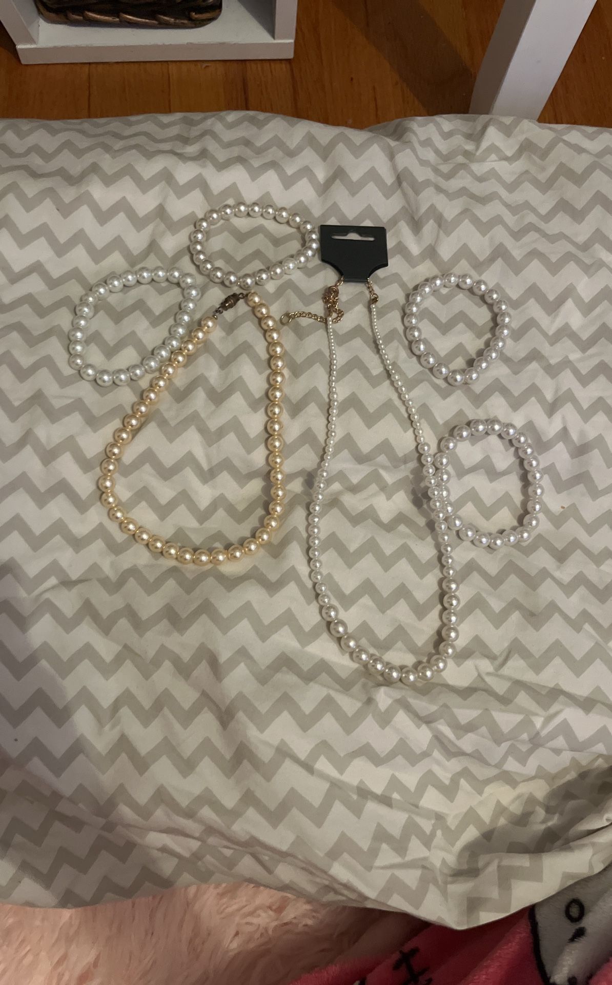 Necklace and bracelet set
