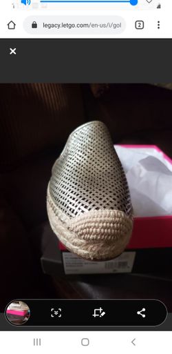 Vince Camuto gold slide on