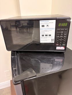 Black Countertop Microwave Oven