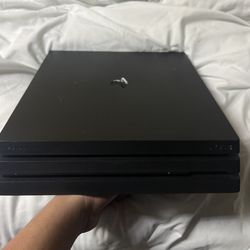 PS4 Pro – 1 Controller – Perfect Condition