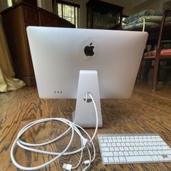 Apple 24" Cinema Display A1267 & Keyboard