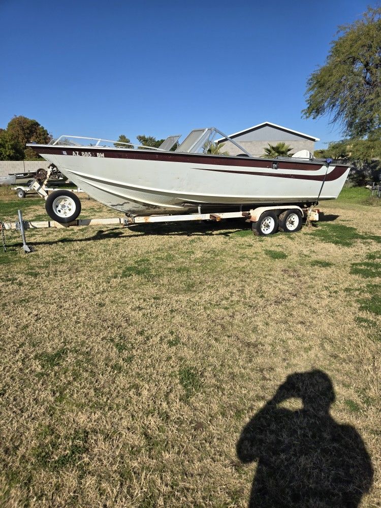 Twenty two foot starcraft super sport v five