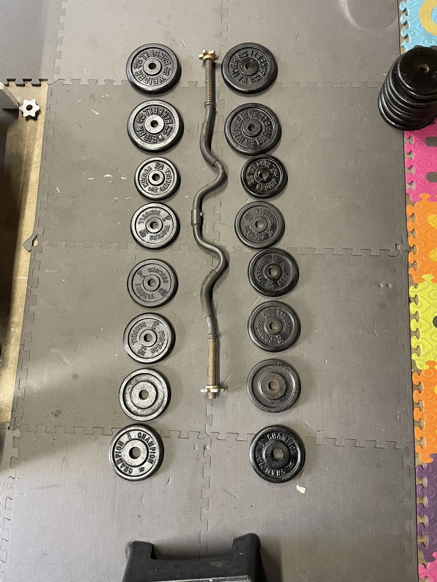 Weight Plates.   / Curl Bar.         80 Dollars 