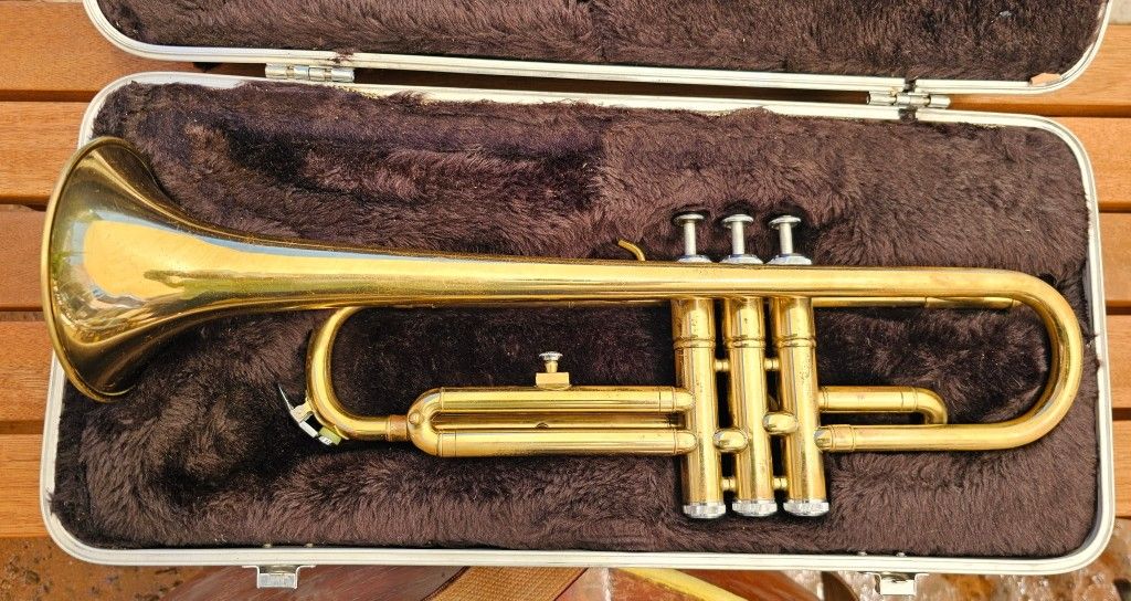 Trompeta With Case