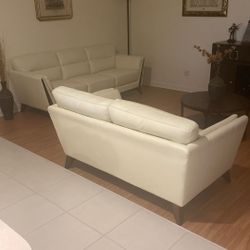 4 Pc. Fine Leather Living Room Set w/Table
