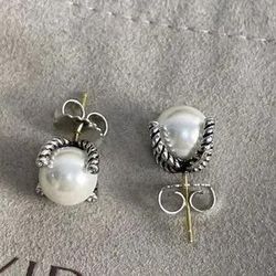 D.....Y Pearl Stud Earrings with Diamond