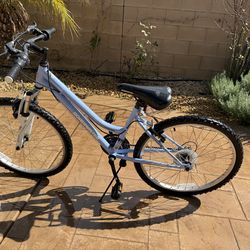 Girls 18 speed mountain bike - Roadmaster Granite Peak model