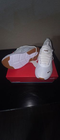 Womans Pumas tennis shoes