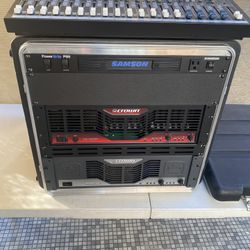 Makie Mixer Con Efectos Y Los Dos Amplificadores Y El Samson Para Las Conecciones En Si Caja
