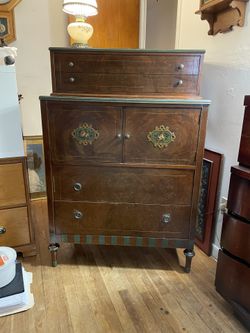 Antique Chest Of Drawers / Bureau