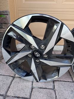 Hyundai Elantra 2023 Rims Original Off Car - 3 Available