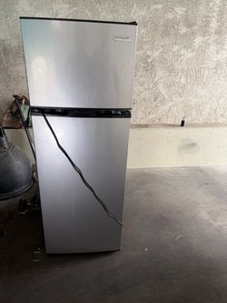 Frigidaire Top-Freezer Refrigerator