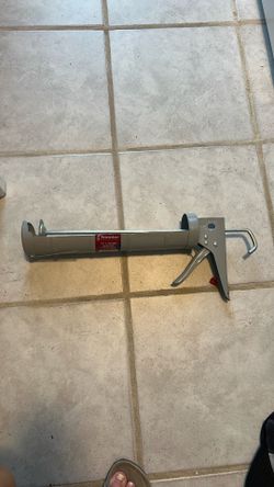 NWT 13” 1 Quart ratchet caulk Gun 