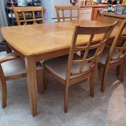 Kitchen Table & Chairs in Elma