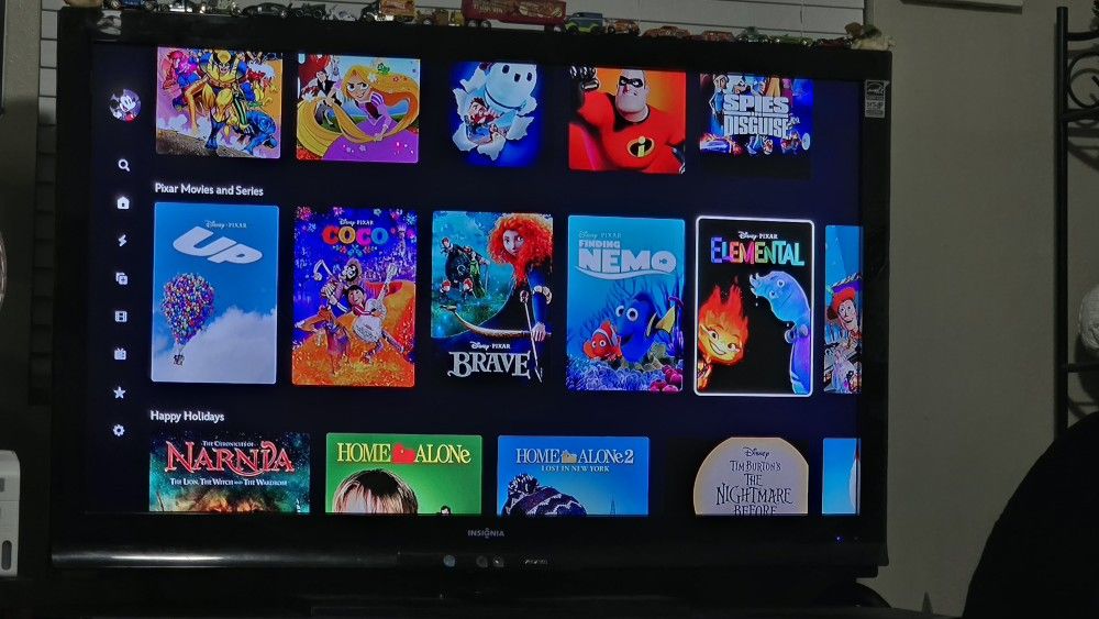 2009 Insignia TV With attached Stand /TV Stand with Speaker