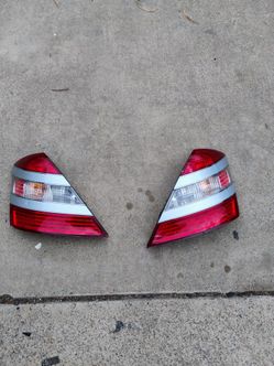 2010 Mercedes-Benz tail light