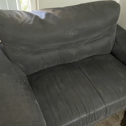 Dark Grey Microfiber Loveseat – Comfortable & Wide Seating