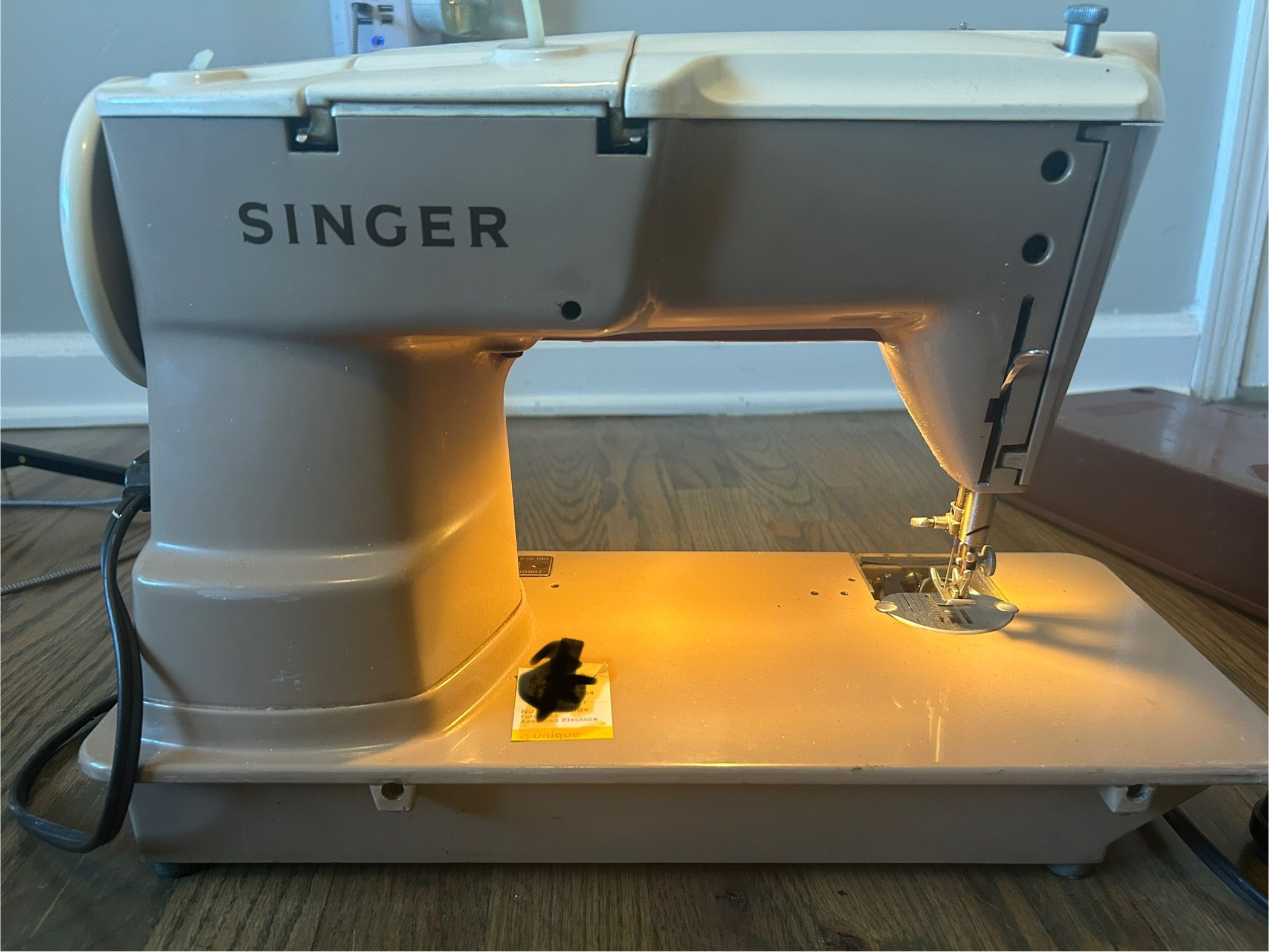 Vintage Singer Sewing Machine – Motor Runs, Light Works – AS-IS