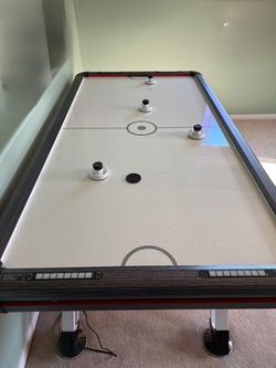 Air hockey table