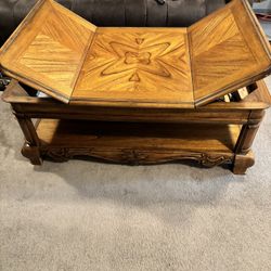 Leather Sofá  3 Seats. Plus Center Table