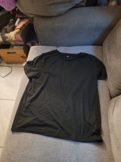 Black tee size large used from shien