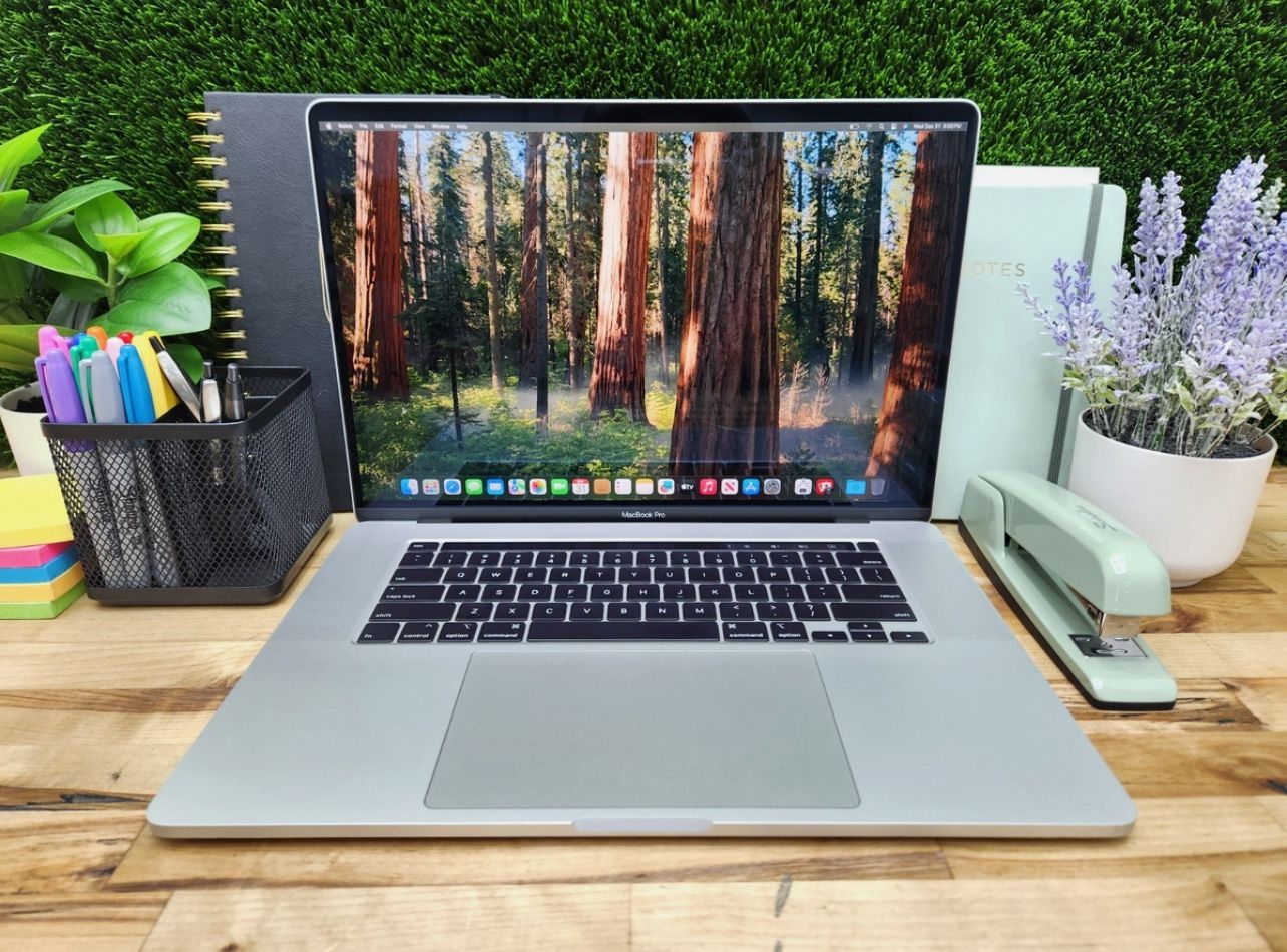 16” Apple MacBook Pro I7 (16Gigs)