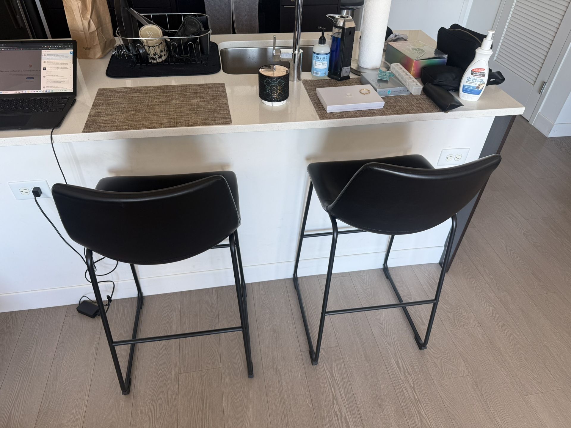 Pair of Modern Black Bar Stools in Great Condition
