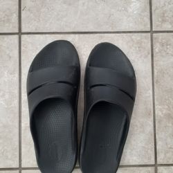 Oofos Recovery Slippers Size 14