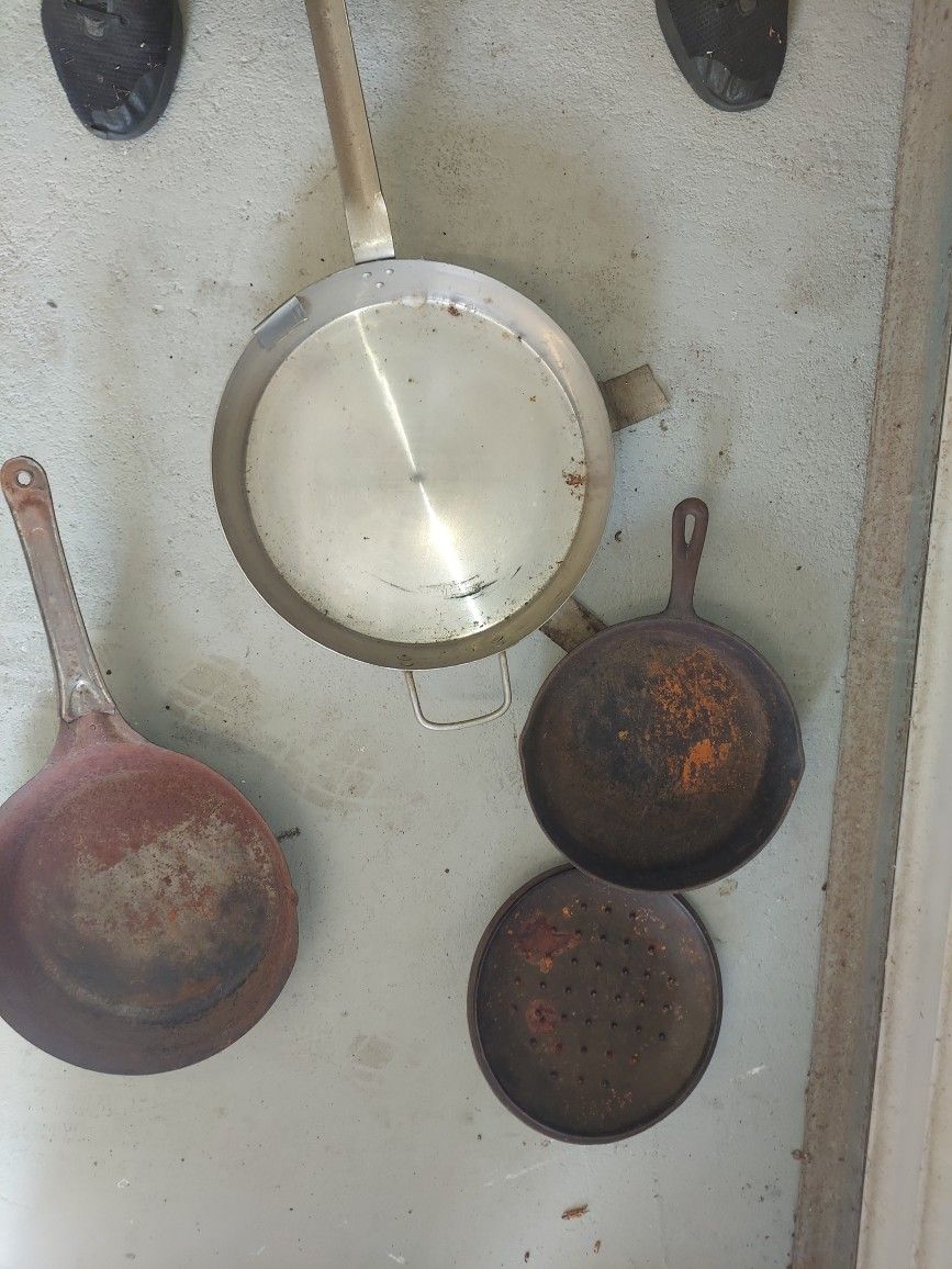 Cast Iron Skillet W/https://offerup.com/redirect/?o=b3JpZy50b3A=