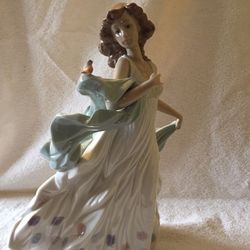 Lladro Summer Serenade Woman Figure-mint