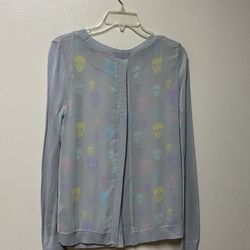 Junior’s t/o Long sleeve thin Gray with Colorful skulls on the back Pullover sweater/top..size-medium