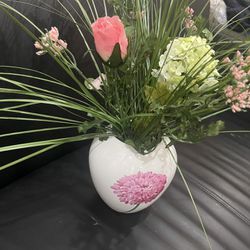 Beautiful Vase 🏺 With Flowers 💐 Like New 