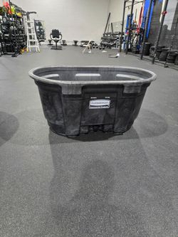 100 Gallon Rubbermaid Livestock Tank