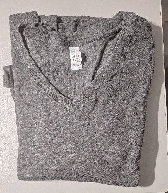 (BB - 9) DISTRICT WOMEN'S V-NECK LONG SLEEVE GRAY T-SHIRT SIZE SMALL