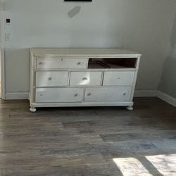 Dresser For Sale , Comes With Missing Drawer 
